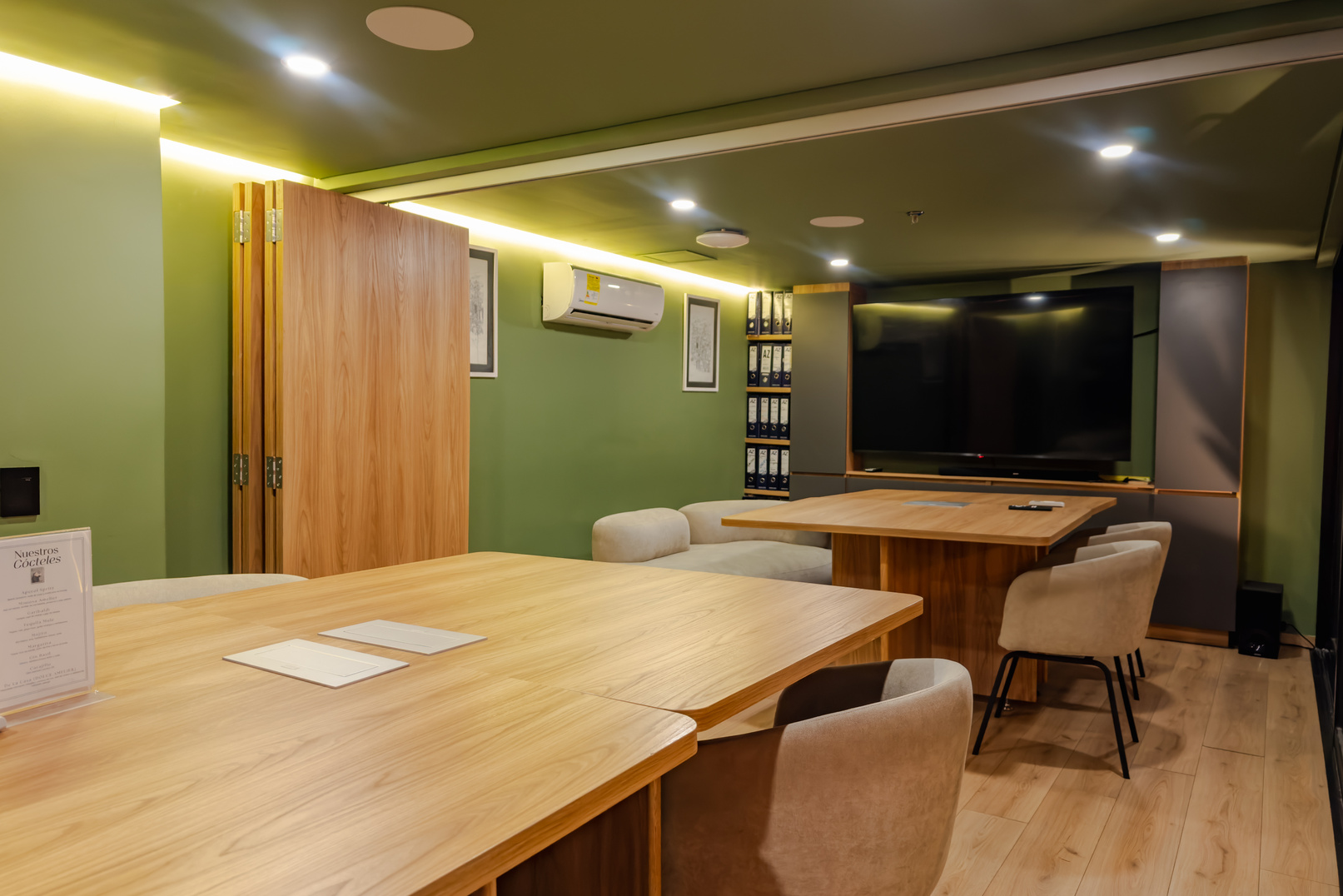 Mesa compartida del café coworking Amelier
