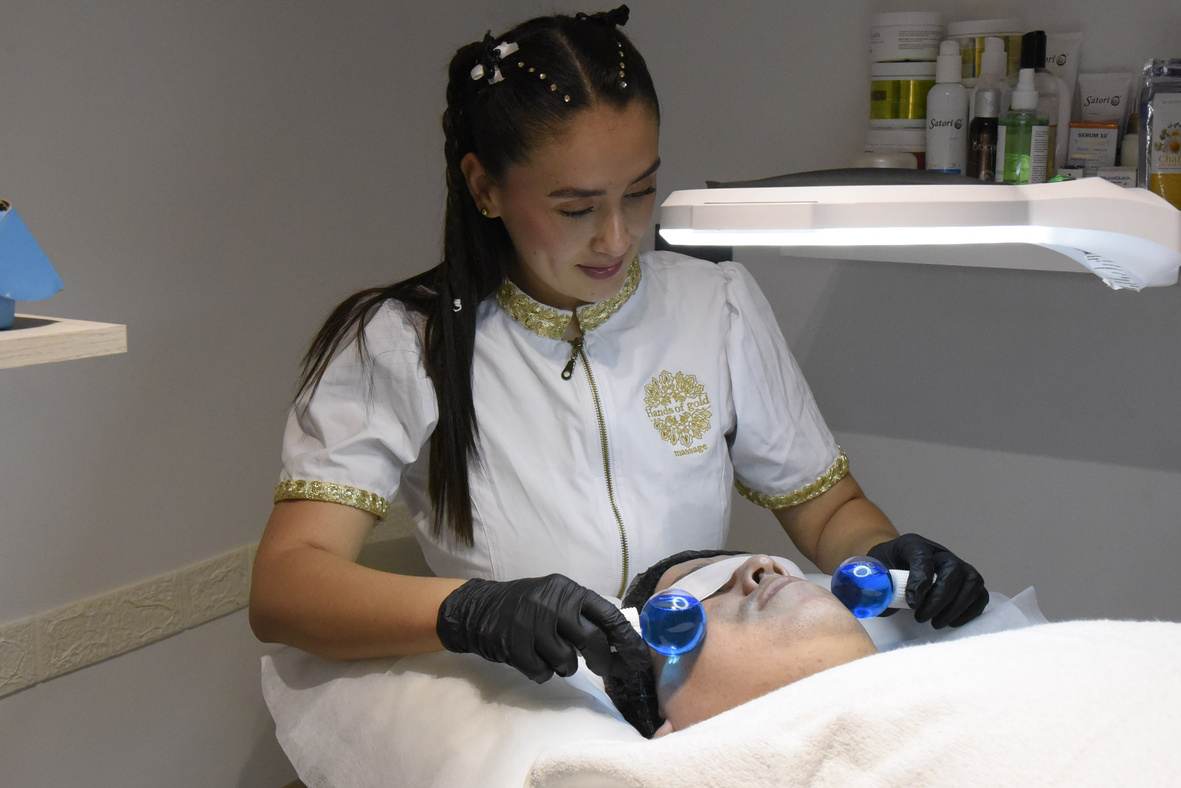 Tratamiento facial en Hands of Gold